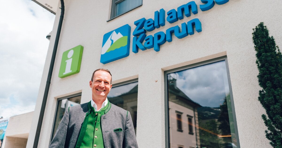 Mann in Tracht vor dem Tourismusbüro Zell am See-Kaprun