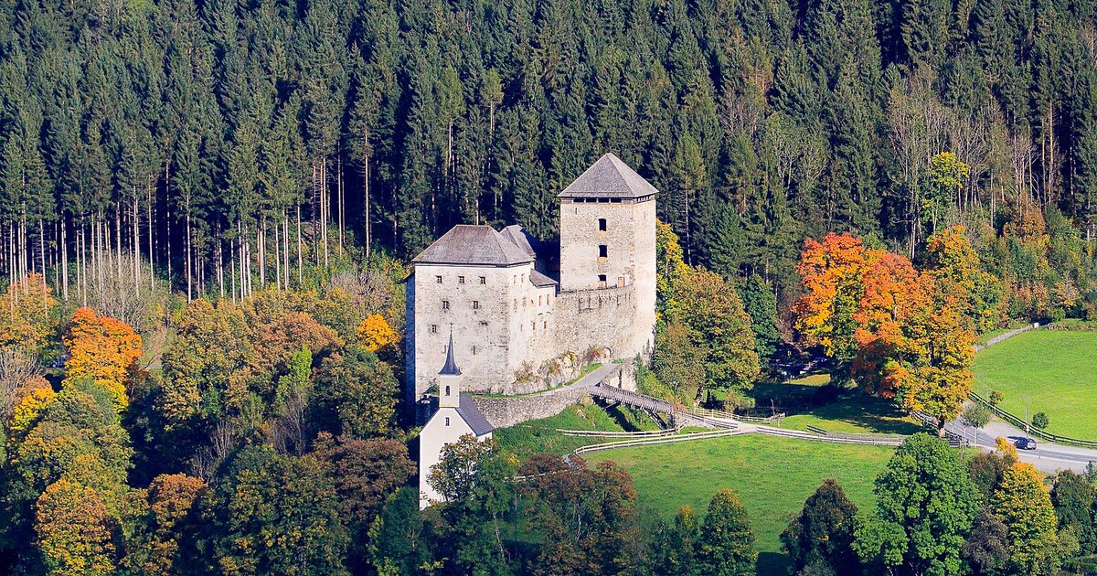 Burg Kaprun, mittelalterliches Wahrzeichen über dem Tal in Kaprun