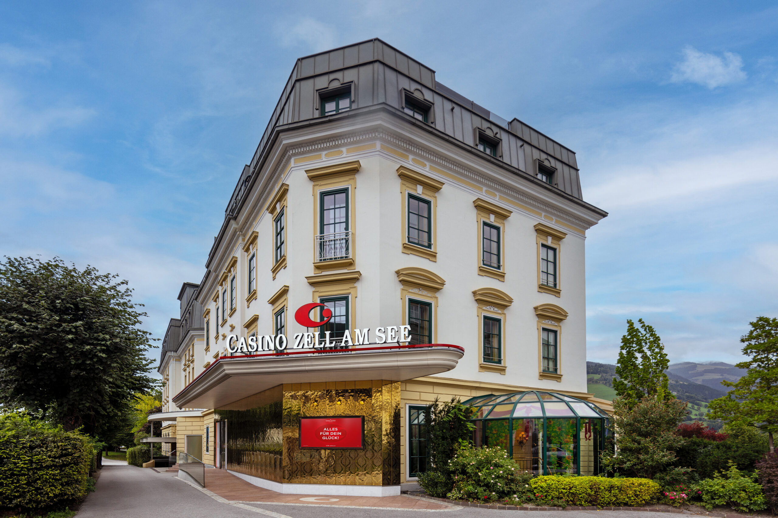 Casino Zell am See von außen, elegantes Gebäude direkt am Ufer des Zeller Sees