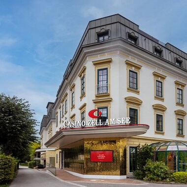 Casino Zell am See von außen, elegantes Gebäude direkt am Ufer des Zeller Sees