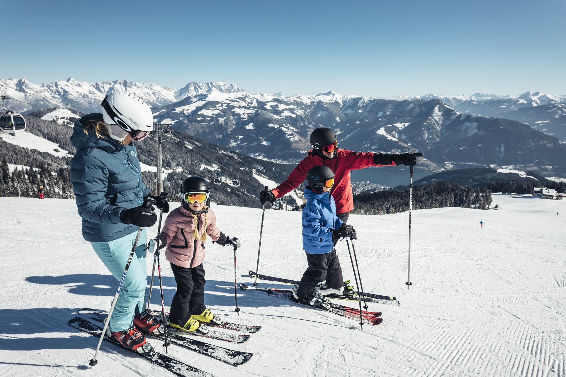 Family skiing on the Schmittenhöhe