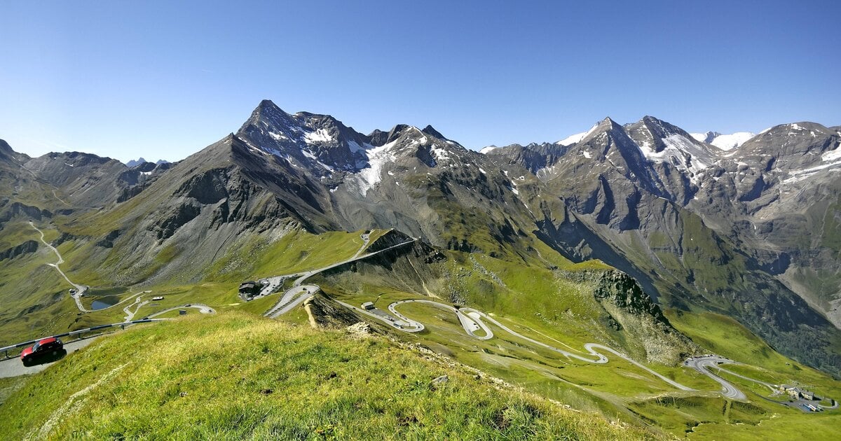 Kehren der Großglockner Hochalpenstraße vor Bergpanorama