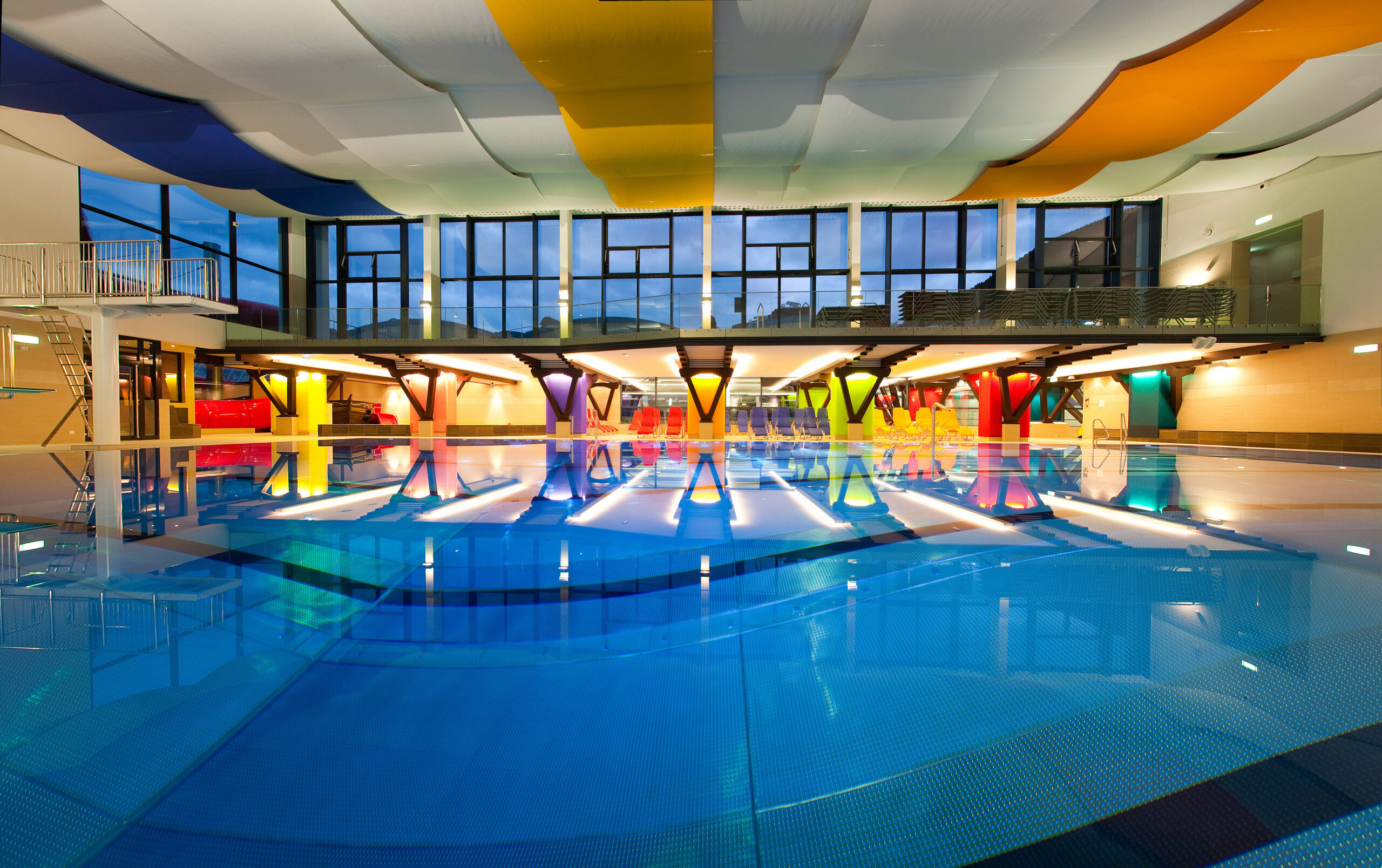 Hallenbad Zell am See – Innenansicht mit Schwimmbecken und farbenfroher Decke