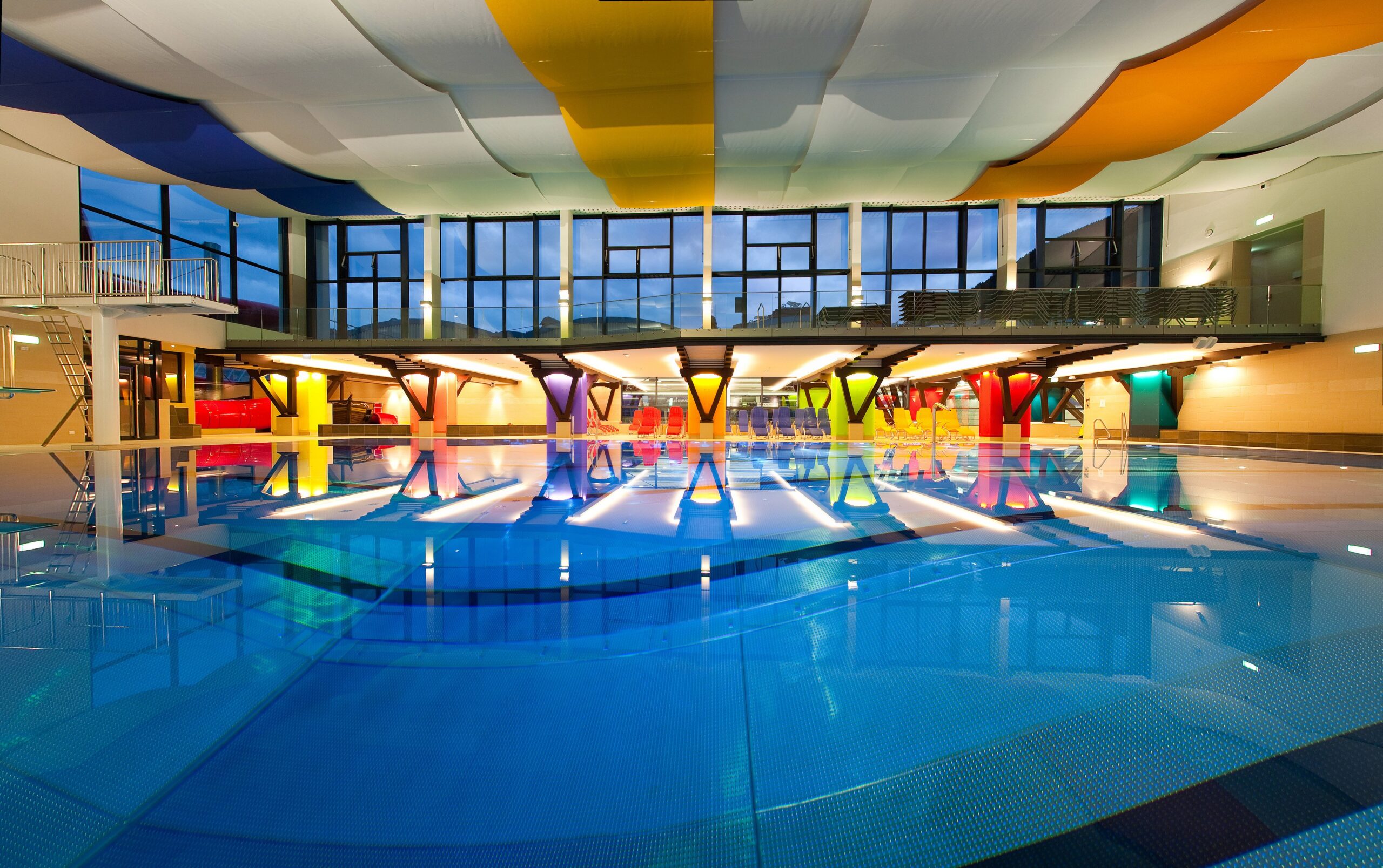 Hallenbad Zell am See – Innenansicht mit Schwimmbecken und Panoramablick