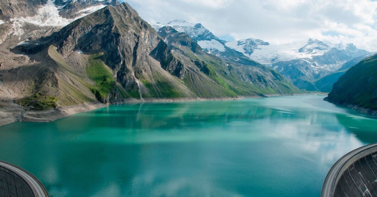 Staumauer und türkiser Speichersee der Hochgebirgsstauseen Kaprun