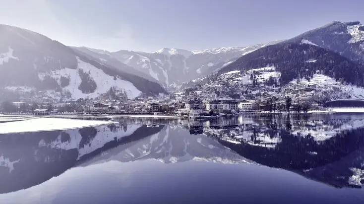 Lake Zell with Schmittenhöhe and the city centre of Zell am See