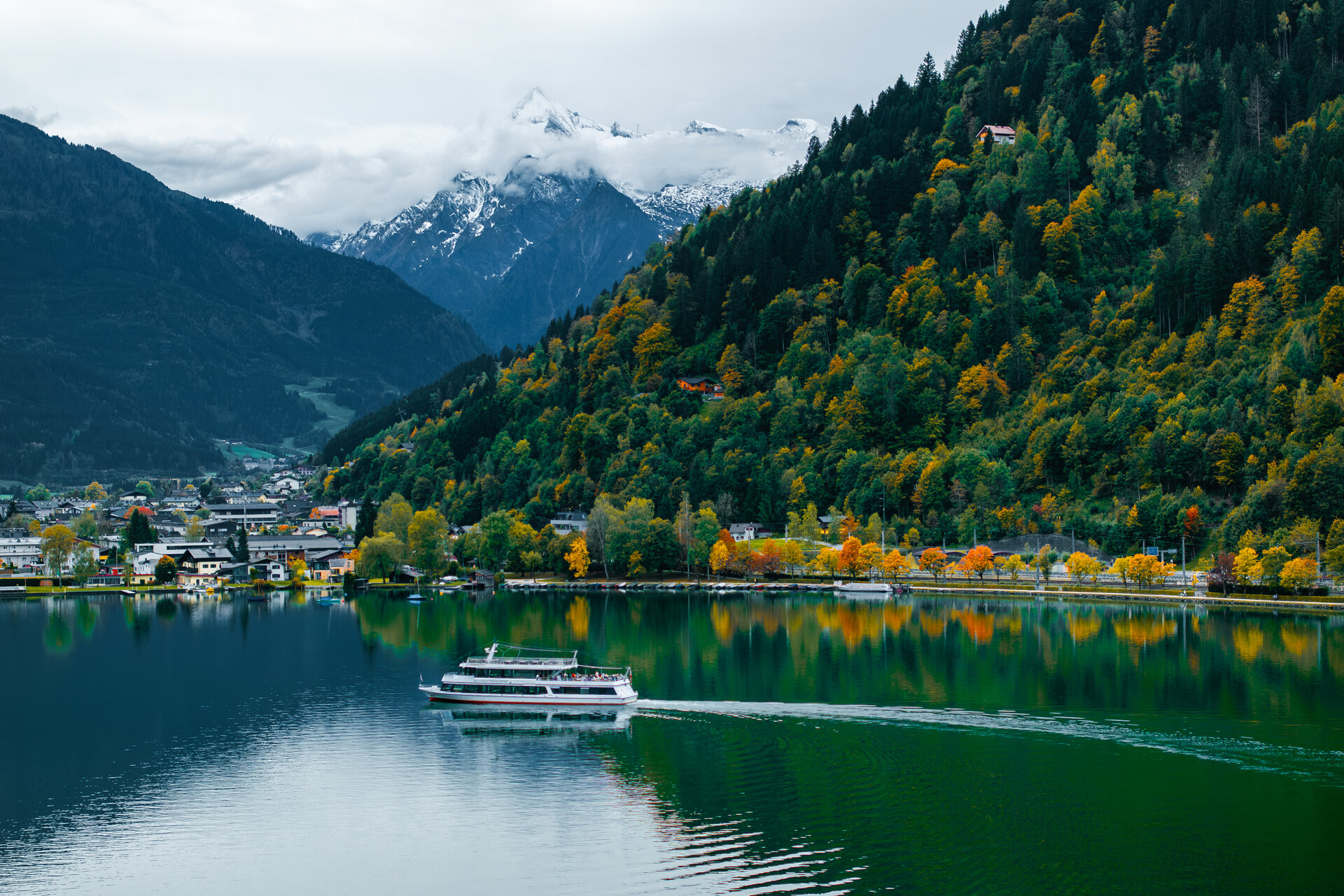 Lake Zell with the ship MS Schmittenhohe in autumn
