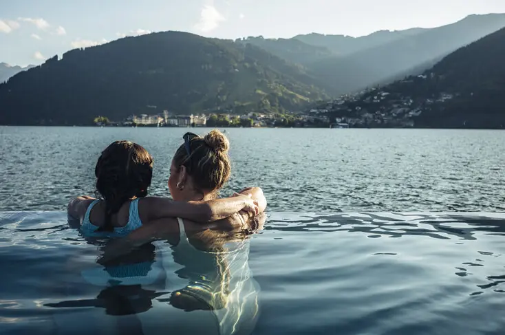 Mama in hći uživata v pogledu na Zellsko jezero — Zell am See-Kaprun, Avstrija