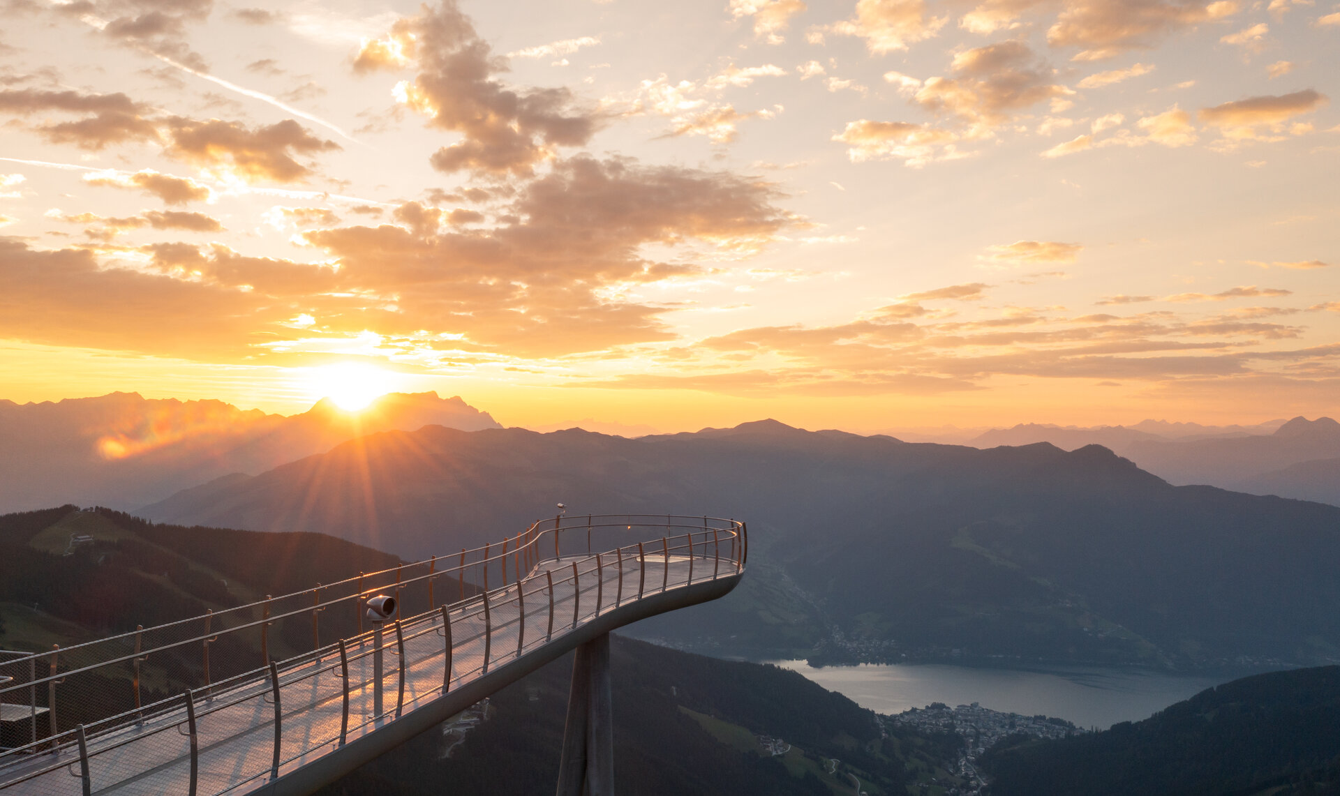 Panoramic platform "Kaiserblick" on the Schmittenhöhe at sunrise