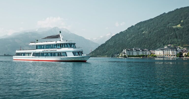MS Schmittenhöhe auf dem Zeller See vor dem Grand Hotel und der Bergkulisse