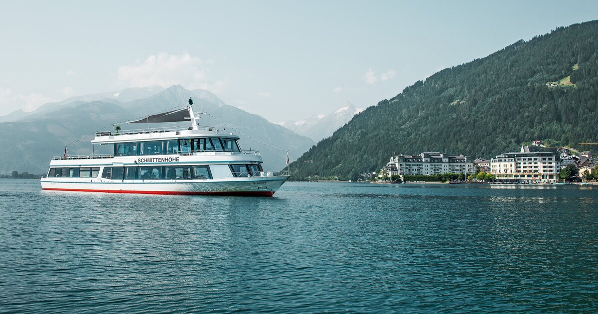 MS Schmittenhöhe auf dem Zeller See vor dem Grand Hotel und der Bergkulisse