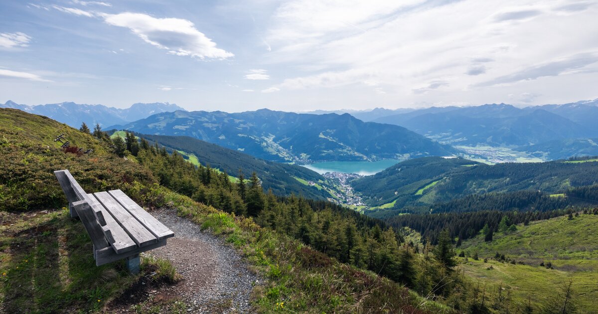 Wanderweg auf der Höhenpromenade der Schmittenhöhe mit Blick auf den Zeller See