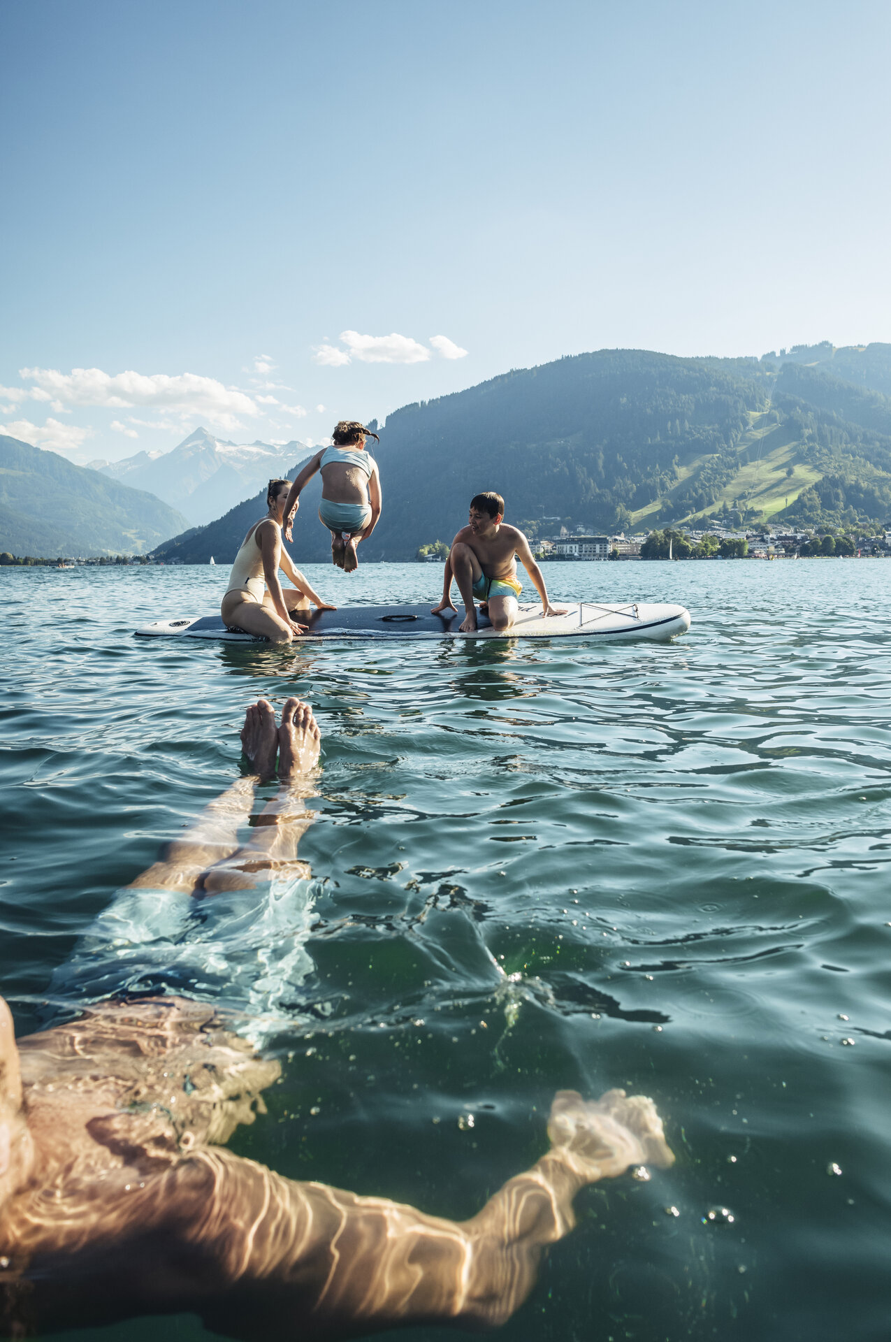 Stand Up Paddling with mountain panorama — Zell am See-Kaprun, Austria