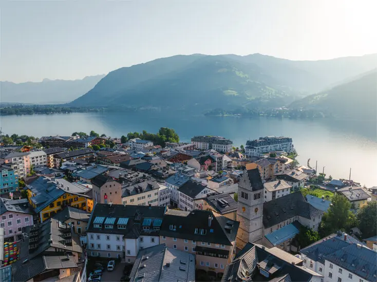 Sončni vzhod nad središčem Zell am Seeja