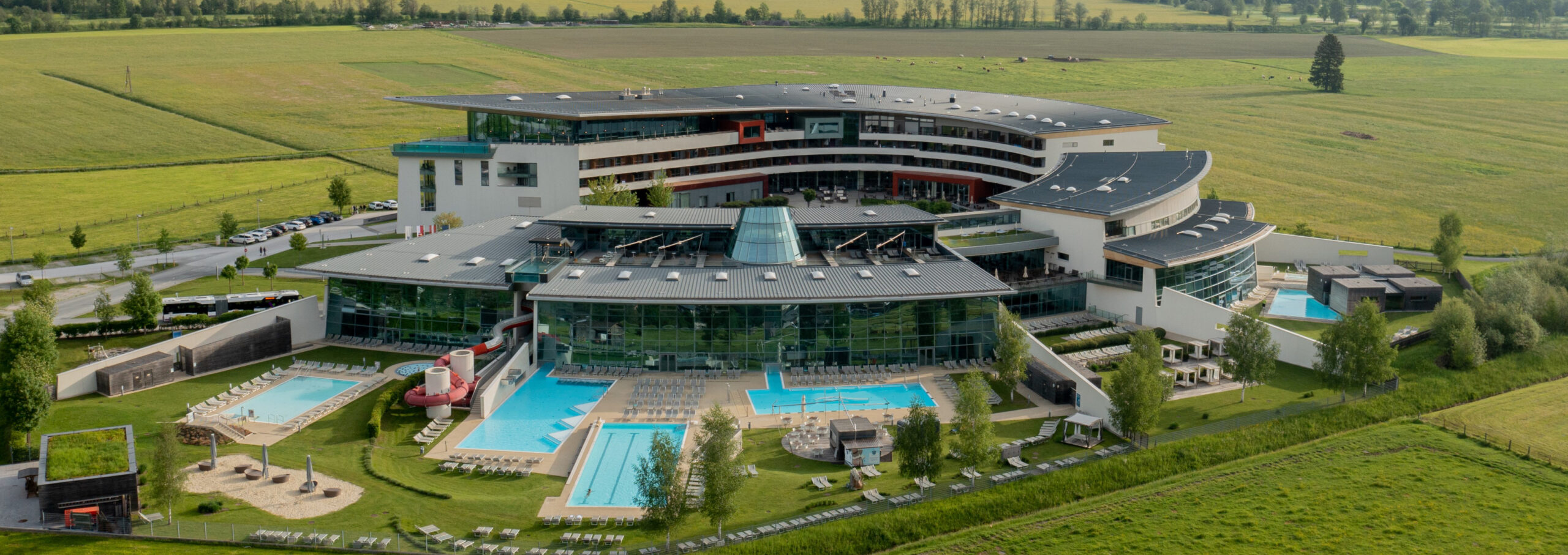 Tauern SPA Kaprun – Außenanlage mit Pools und Bergpanorama der Hohen Tauern