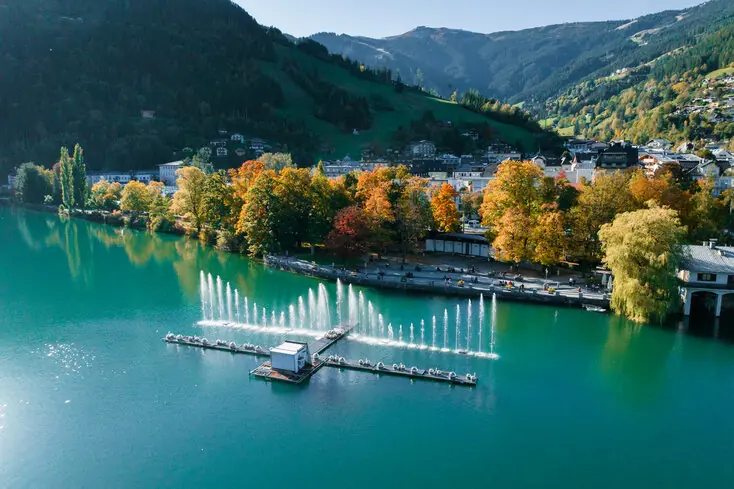 The daytime water show of the Zeller Seezauber in autumn — Zell am See-Kaprun, Austria