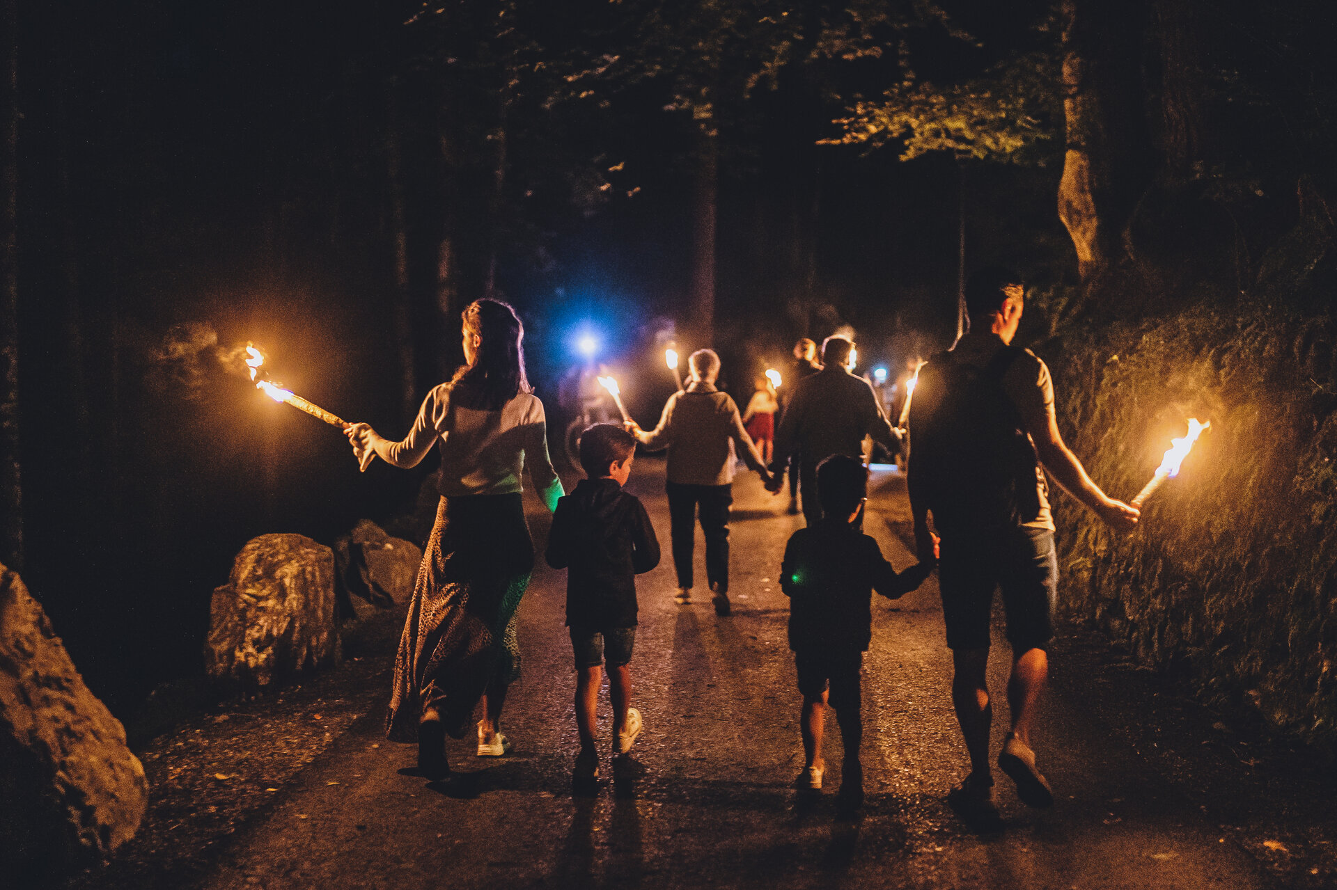 水之神秘之夜的火炬漫步 — Zell am See-Kaprun，奧地利