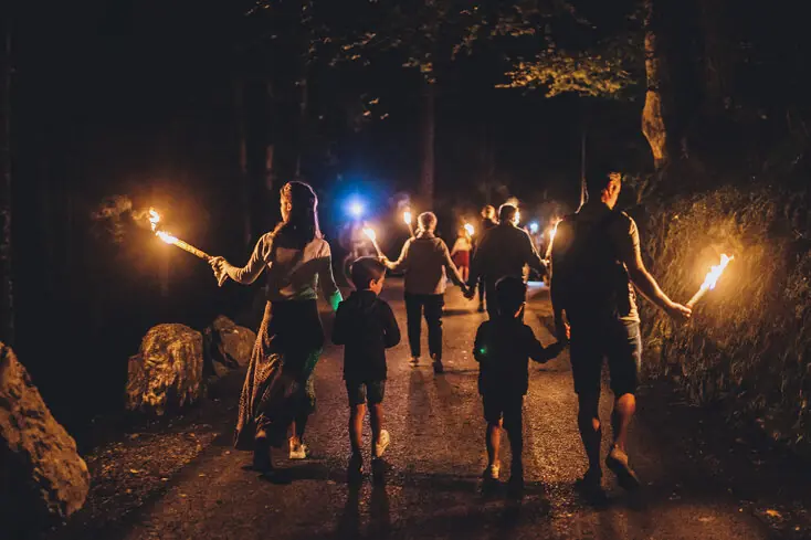 水之神秘之夜的火炬漫步 — Zell am See-Kaprun，奧地利