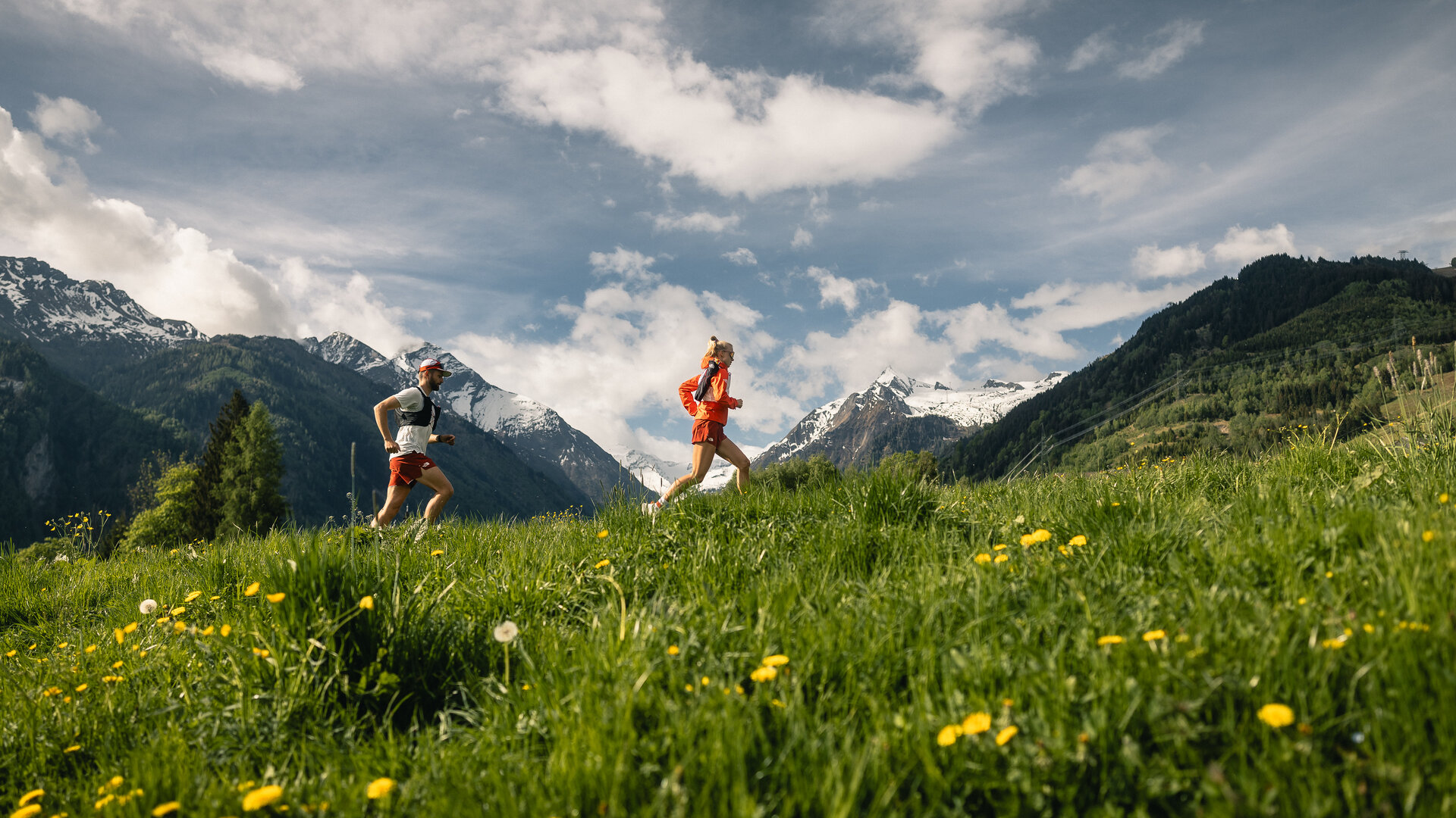 Trail tek s pogledom na Kitzsteinhorn