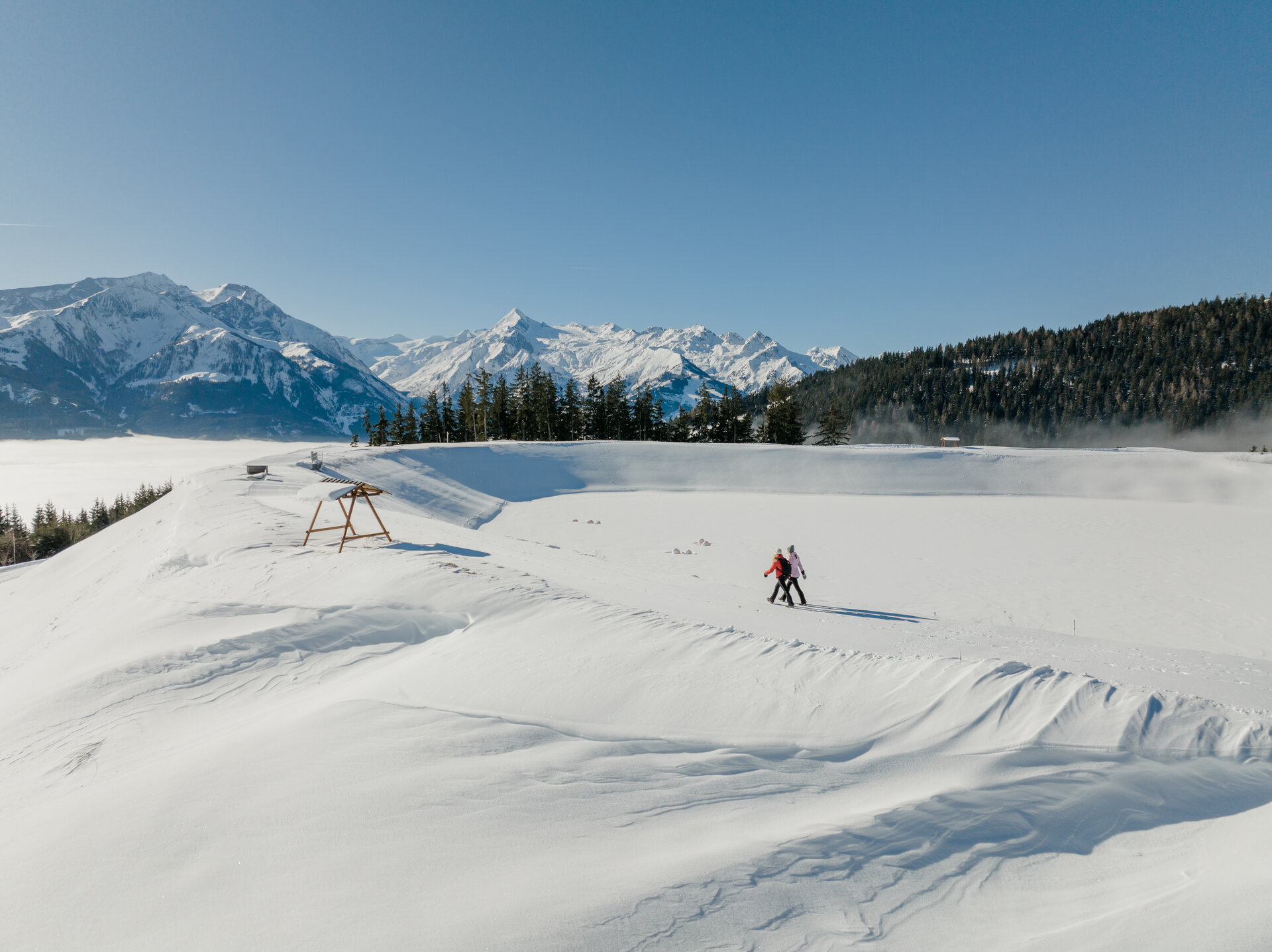 Winter hiking at the Plettsaukopf reservoir — Zell am See-Kaprun, Austria