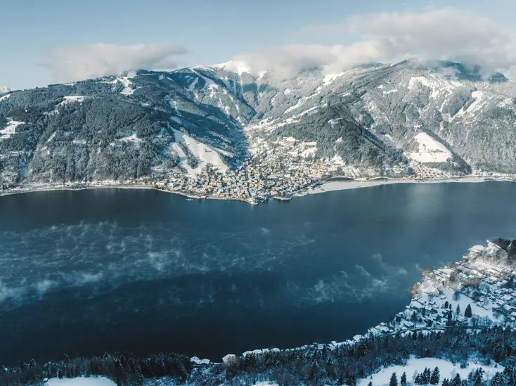Paisaje invernal alrededor del lago Zell en Zell am See-Kaprun, Austria