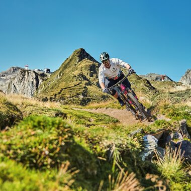 Mountainbiker auf dem Freeride Trail am Kitzsteinhorn Zell am See-Kaprun