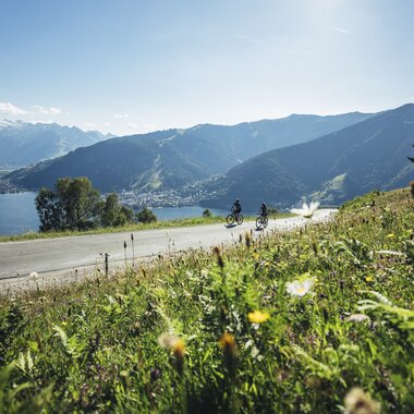 Mountainbiker auf einem Trail in Zell am See-Kaprun mit Blick auf die Alpen