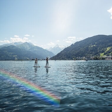 Stand-up-Paddler auf dem Zeller See mit Bergpanorama