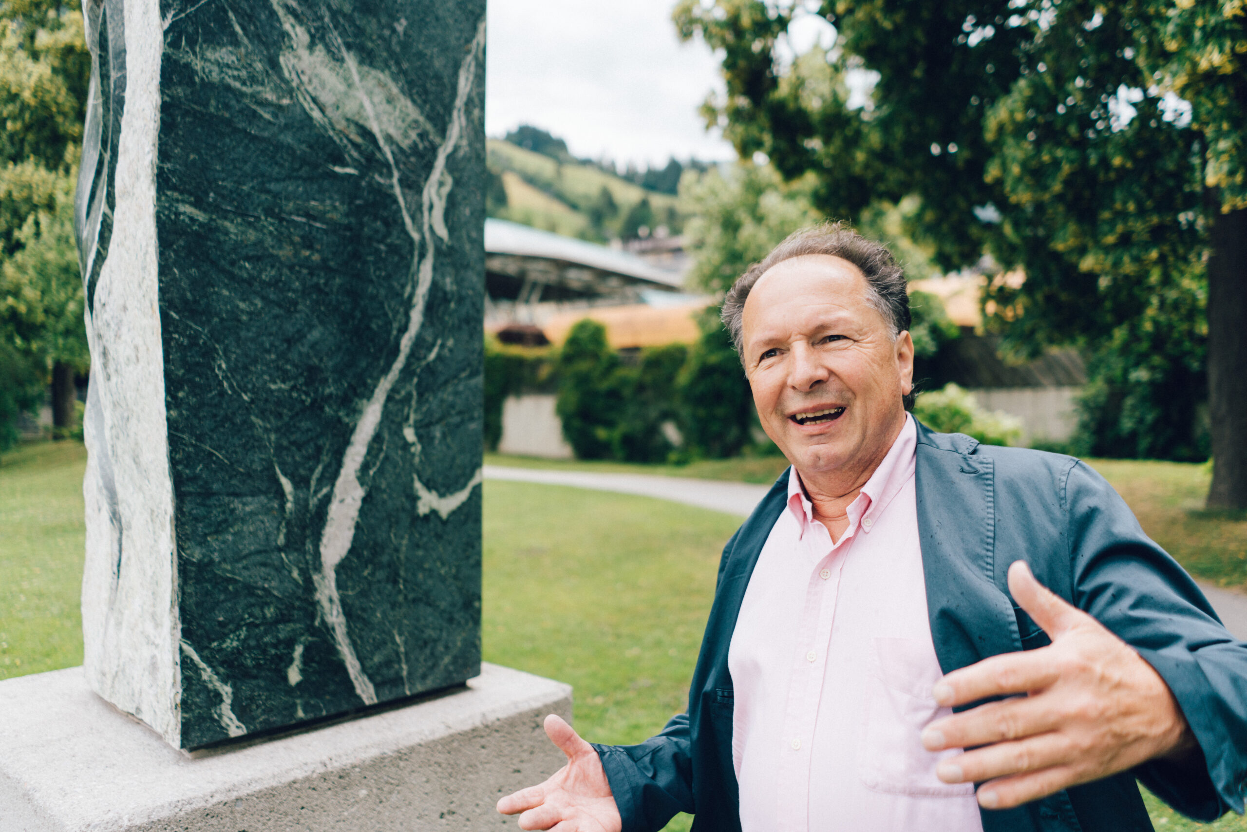 Weyringer Skulpturen im Elisabethpark Zell am See – Adler, Steinbock und Blume aus Serpentinit