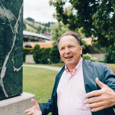 Weyringer Skulpturen im Elisabethpark Zell am See – Adler, Steinbock und Blume aus Serpentinit