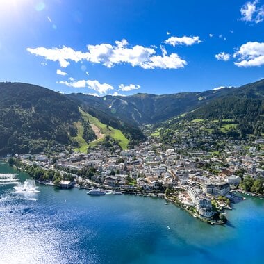 Luftaufnahme von Zell am See mit dem türkisfarbenen See, der historischen Altstadt und den umliegenden Bergen