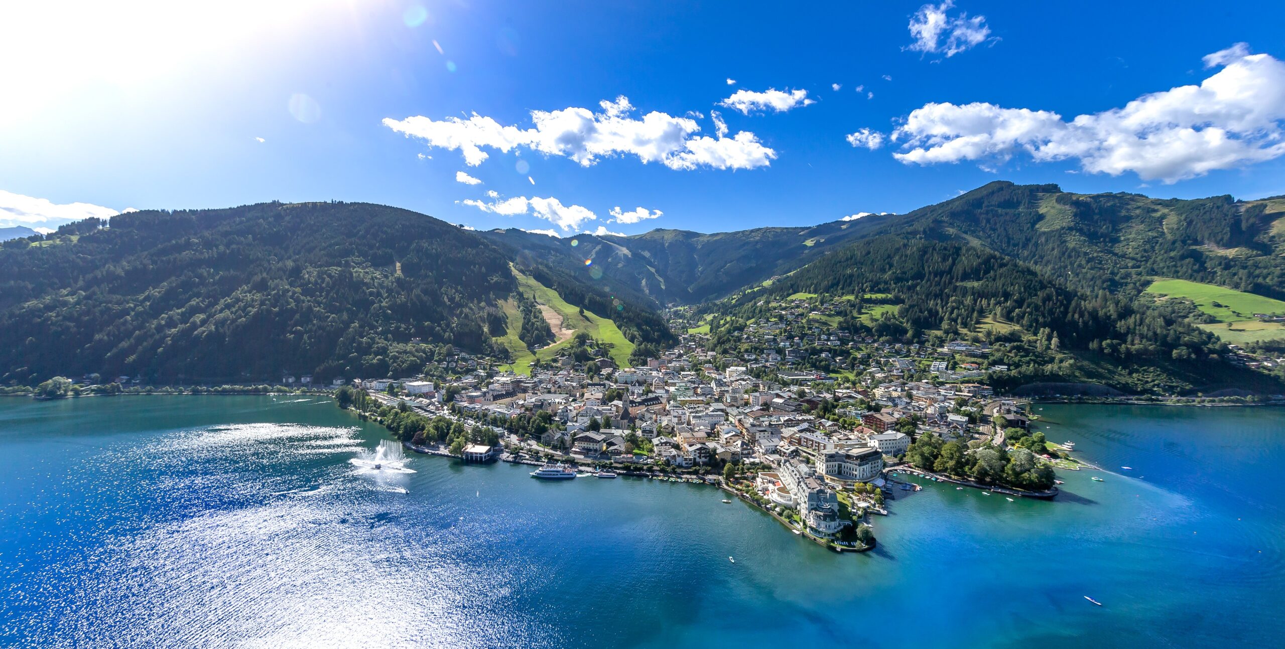 Luftaufnahme von Zell am See mit Stadt, Zeller See und umliegenden Bergen