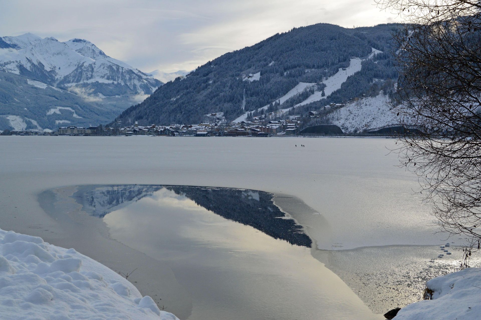 Der zugefrorene Zeller See in Zell am See mit geschlossener Eisdecke, Schauplatz des Porsche Eisrennens