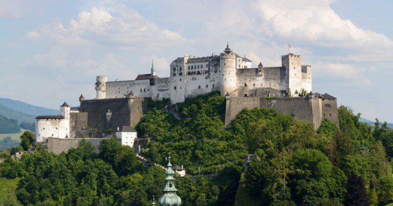 Die Nordseite der Festung Hohensalzburg vom Mönchsberg aus gesehen