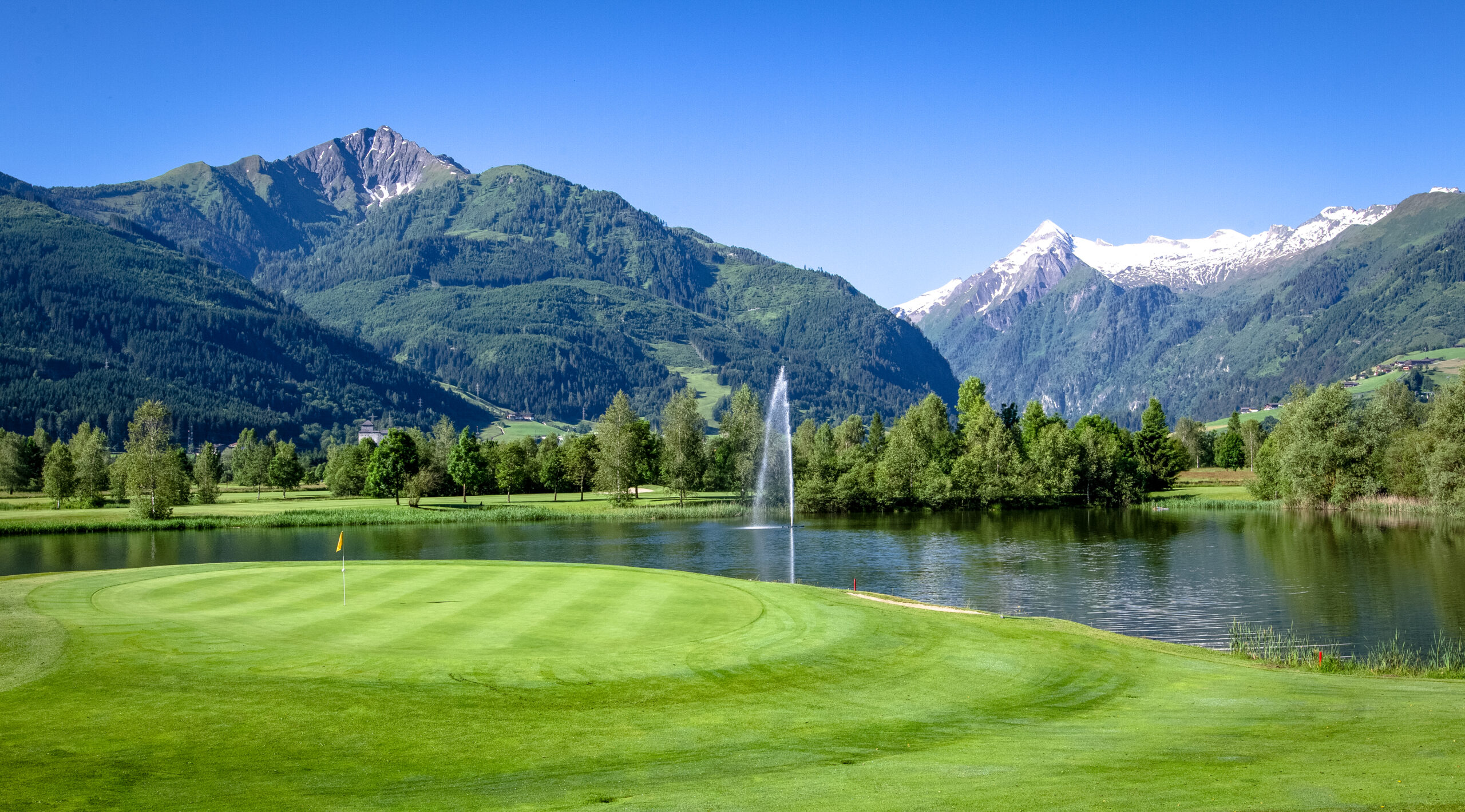 Golfplatz Zell am See-Kaprun mit Blick auf Kitzsteinhorn und Schmittenhöhe