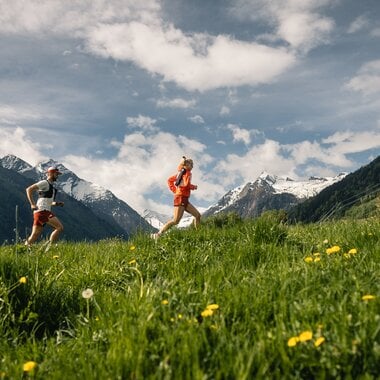 Läufer auf Bergwegen in Zell am See-Kaprun mit alpiner Kulisse