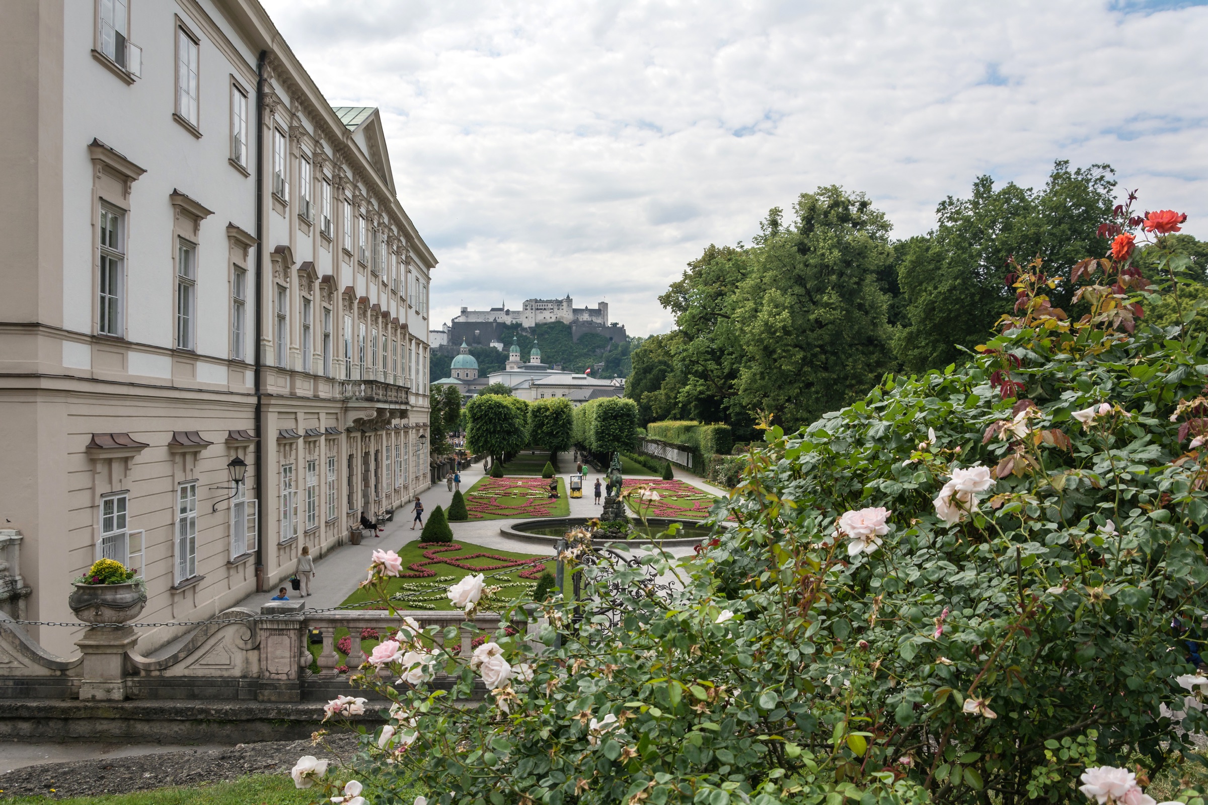 Der Mirabellgarten in Salzburg mit Blick auf die Festung Hohensalzburg