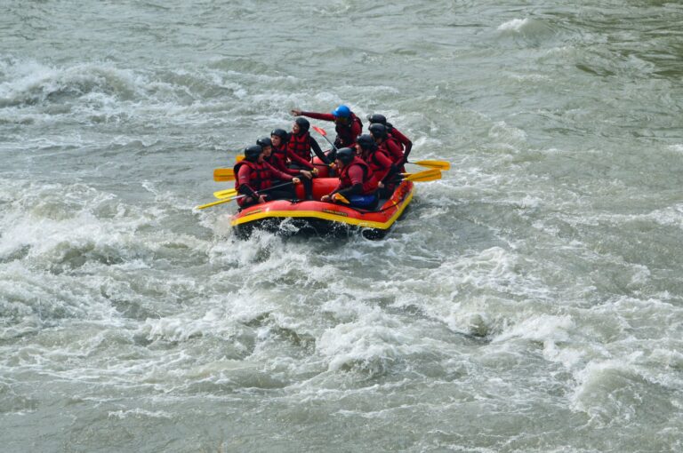 Raftingboot mit Mannschaft im Wildwasser der Salzach bei Lend