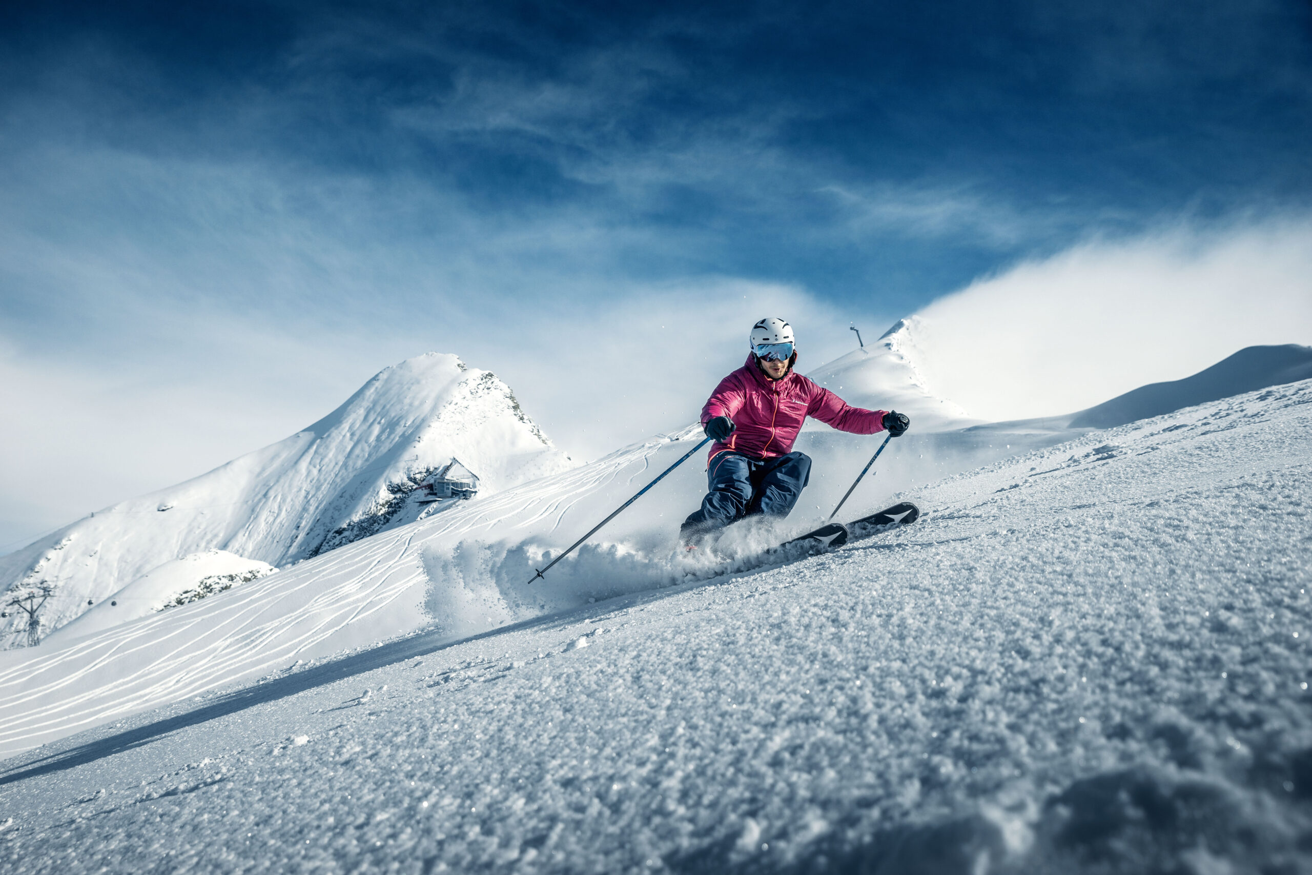 Skifahren am Kitzsteinhorn in Zell am See-Kaprun mit Blick auf die verschneite Gletscherregion.