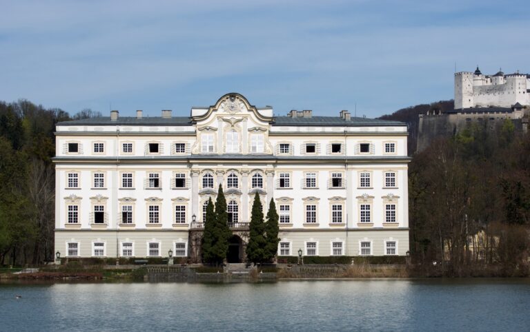 Schloss Leopoldskron am Leopoldskroner Weiher mit der Festung Hohensalzburg