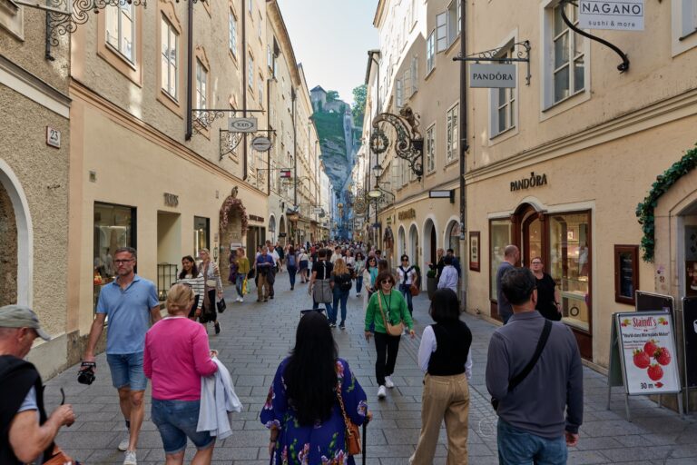Die Getreidegasse in der Salzburger Altstadt mit ihren Zunftschildern