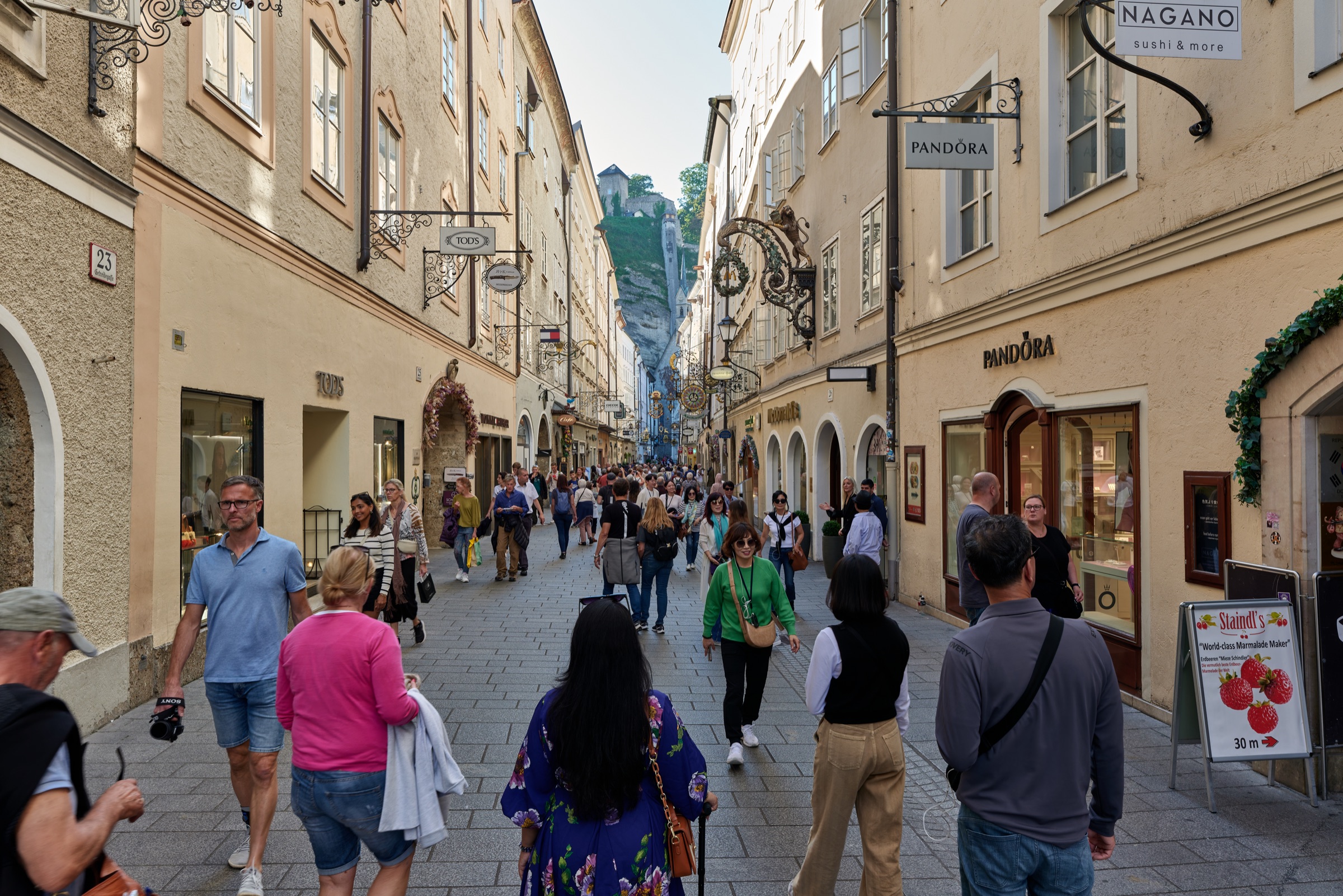 Die Getreidegasse in der Salzburger Altstadt mit ihren Zunftschildern