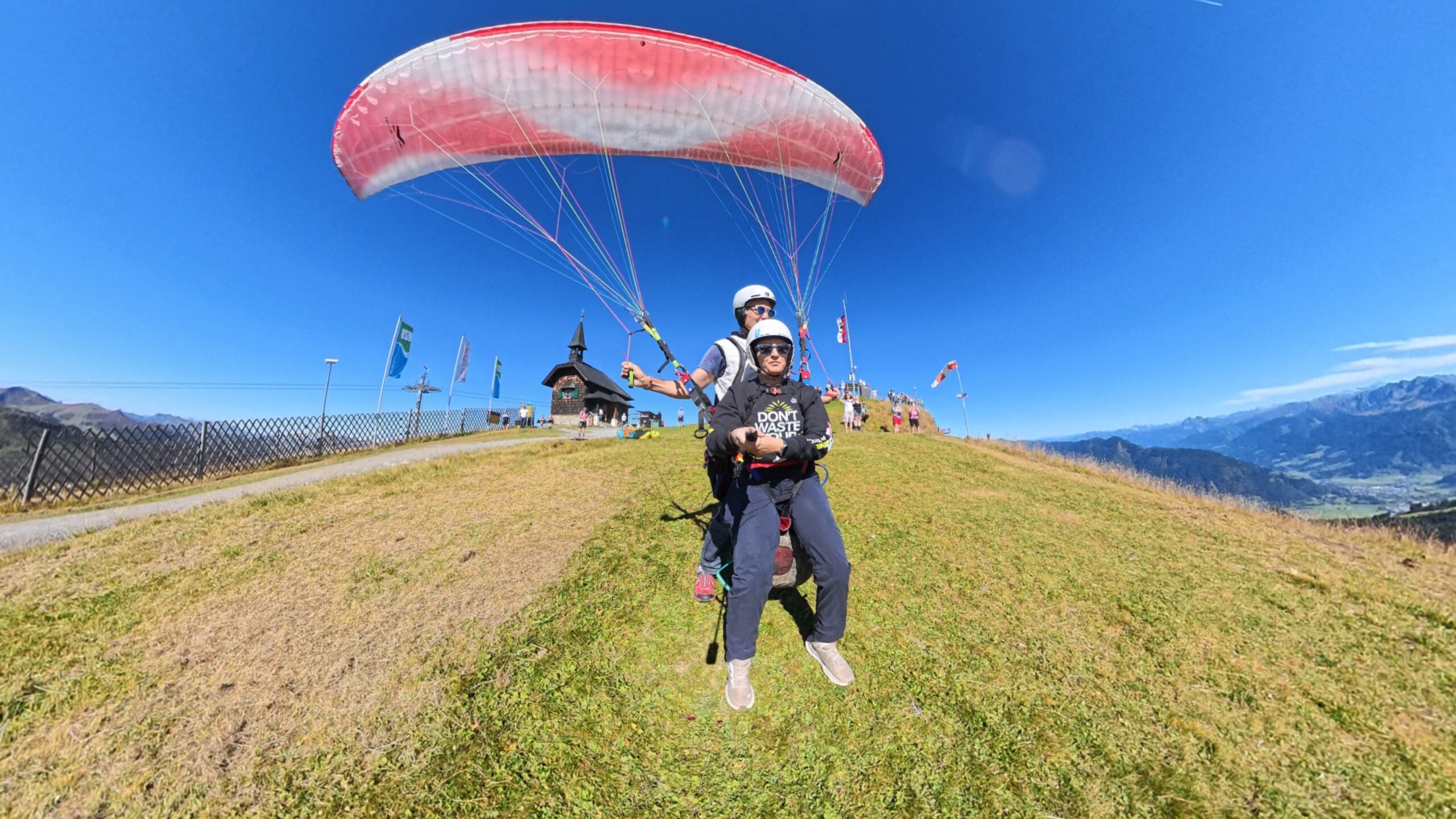 Tandem-Paragliding über Zell am See.
