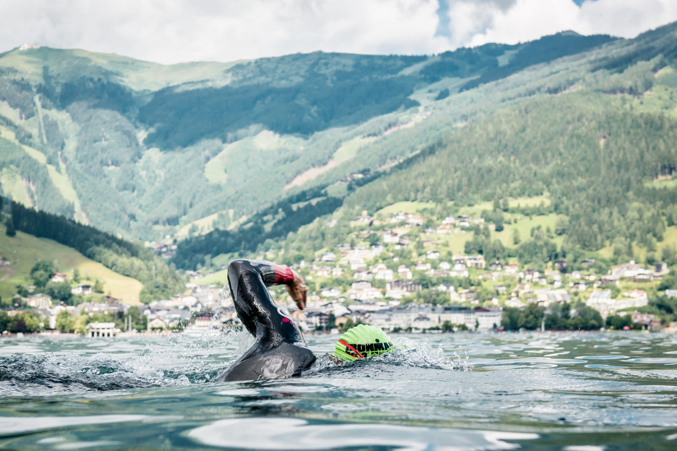 Triathlet schwimmt im Zeller See beim IRONMAN 70.3 Zell am See-Kaprun