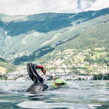 Triathlet schwimmt im Zeller See beim IRONMAN 70.3 Zell am See-Kaprun