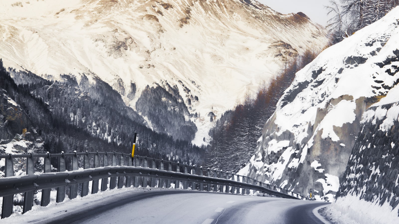 Auto auf einer verschneiten Bergstraße im Zillertal, Österreich. Photo: Point Blanq / Unsplash