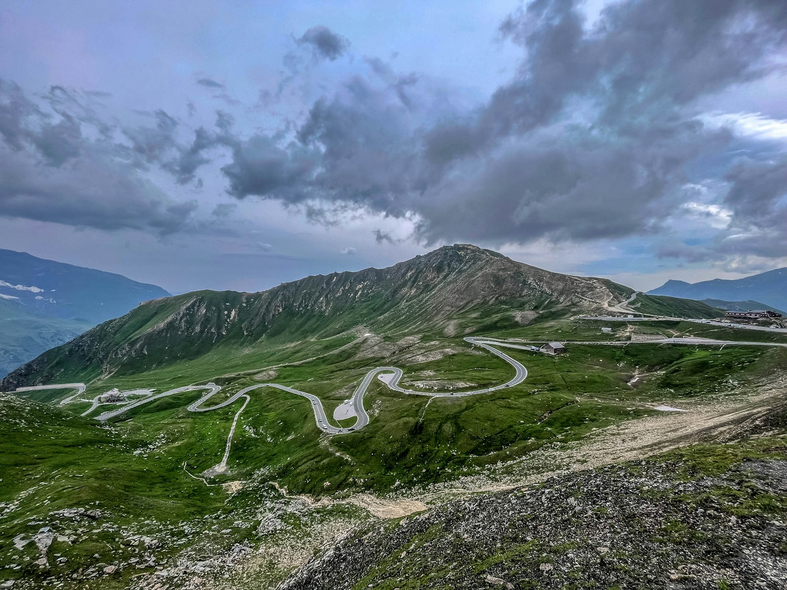 Kurvige Bergstraße der Großglockner Hochalpenstraße. Photo: Tim D / Unsplash