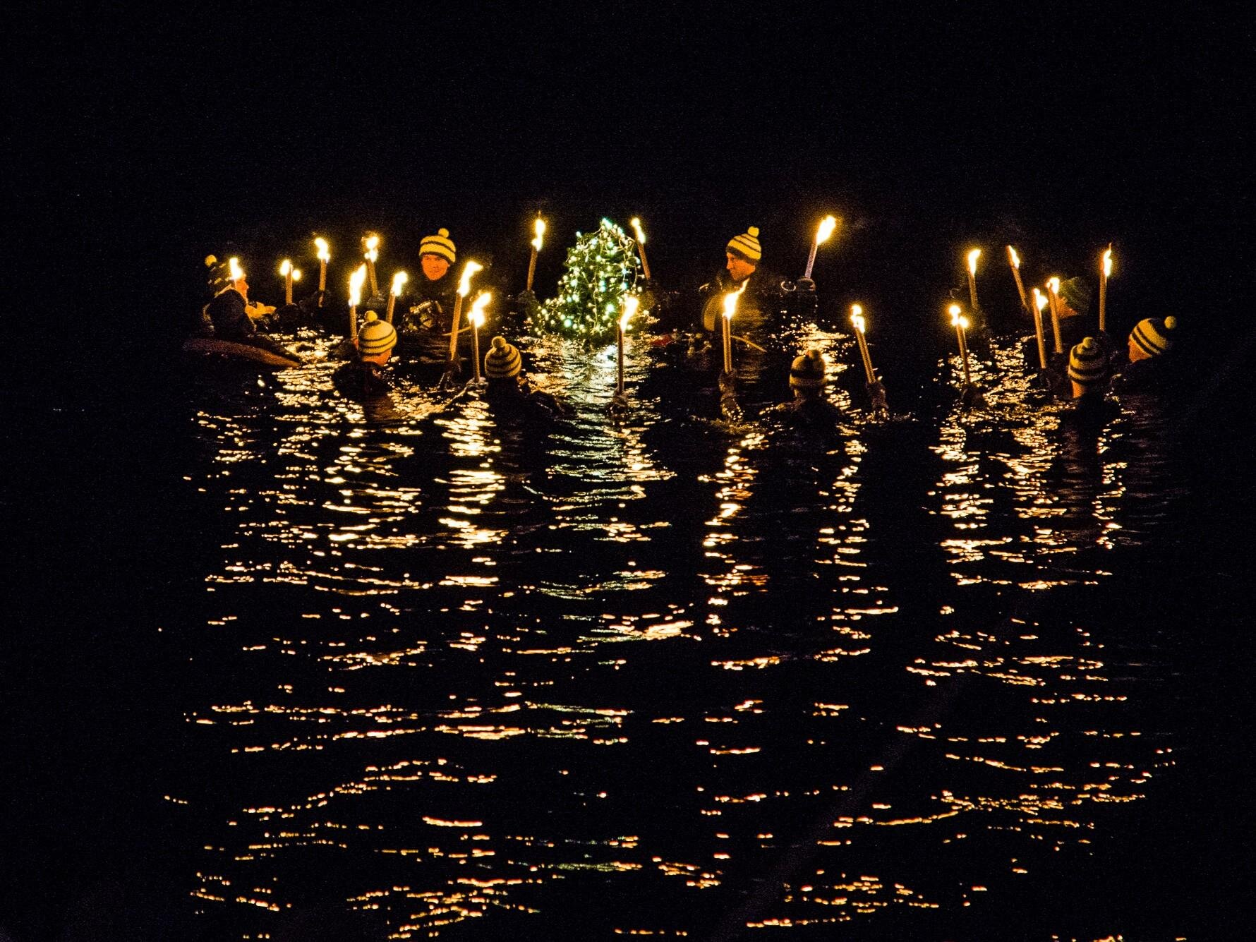 Christbaumtauchen der Wasserrettung Zell am See